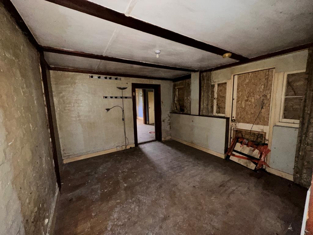 Lot: 103 - THREE-BEDROOM SEMI-DETACHED HOUSE FOR REPAIR - Dining Room